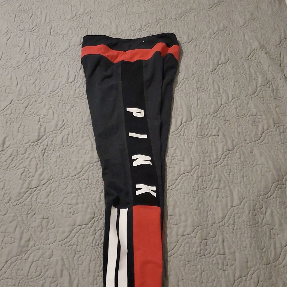 PINK Victoria's Secret Black and Red Yoga Leggings Size Small - Picture 4 of 4